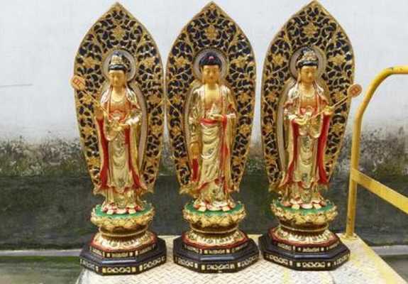 三尊佛——主尊及左右两胁侍组成的佛像形式